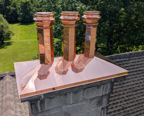 Détails de mitres en cuivre sur toiture métallique, Senneville