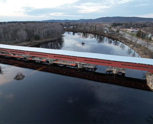 Toiture métallique réalisée par Ferblanterie Vertoit pour le pont couvert de Pontefract