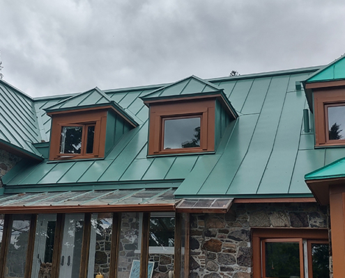 Toiture métallique en tôle prépeinte vert turquoise réalisée par Ferblanterie Vertoit à Val-Morin